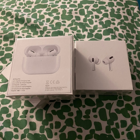 AirPods - Picture 4 of 6